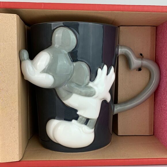 New Hallmark Disney Minnie And Mickey Two Kissing Ceramic Mugs 18 Ounces - Picture 4 of 7